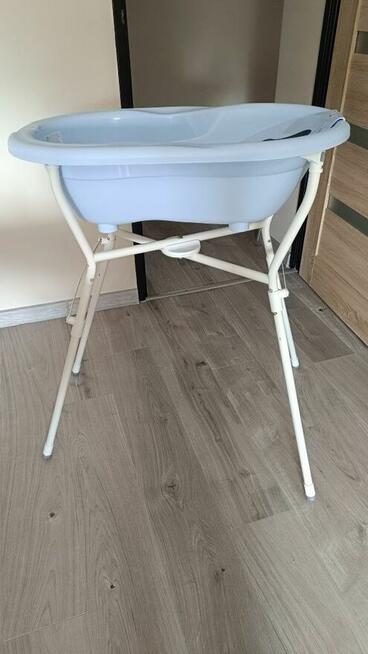Stojak pod wanienkę dla niemowląt