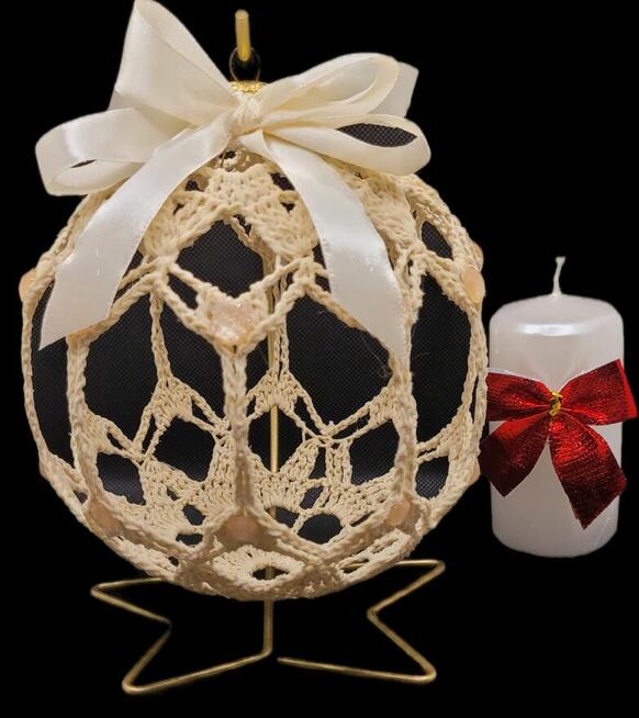 Bombka ręcznie wykonana na stojaku