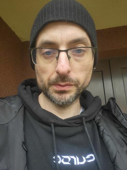 Spokojny, bez nałogów brunet pozna kobietę na stałe.