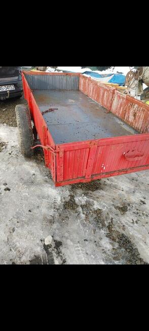 Przyczepa do traktora z kiprem samowolnym