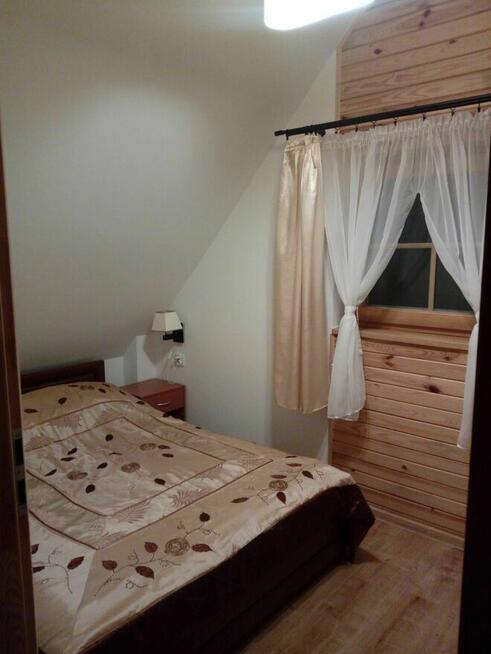 Domek góralski z płazów w Harklowej obok ścieżki Velo Dunajec.