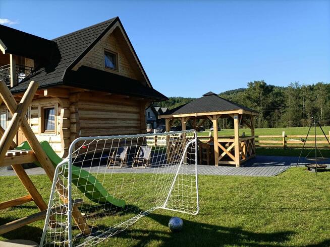 Domek góralski z płazów w Harklowej obok ścieżki Velo Dunajec.