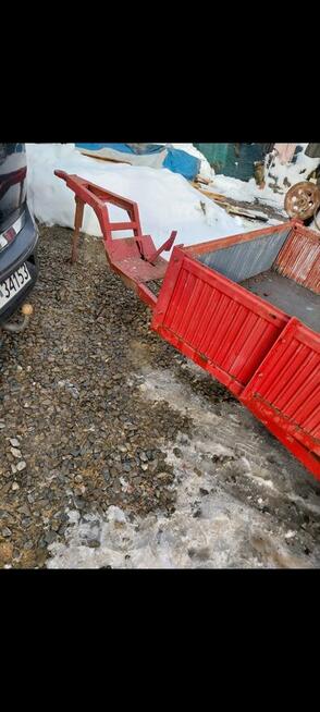 Przyczepa do traktora z kiprem samowolnym