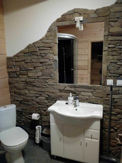 Domek góralski z płazów w Harklowej obok ścieżki Velo Dunajec.