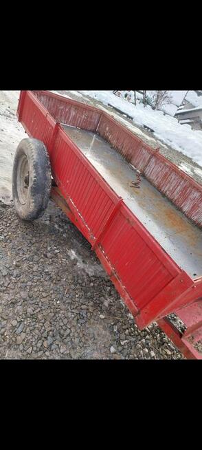 Przyczepa do traktora z kiprem samowolnym