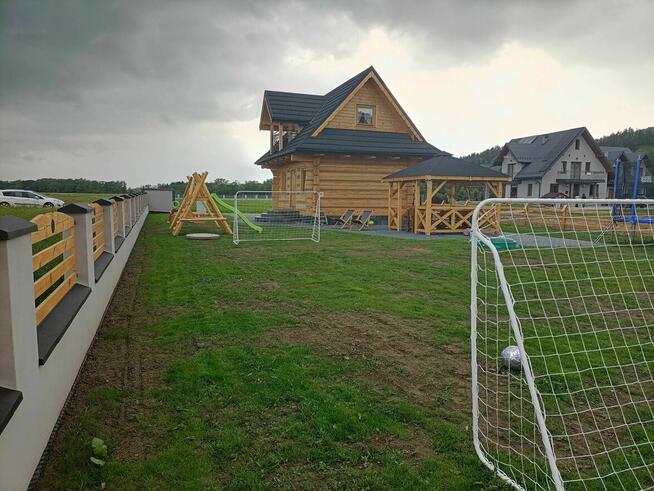 Domek góralski z płazów w Harklowej obok ścieżki Velo Dunajec.