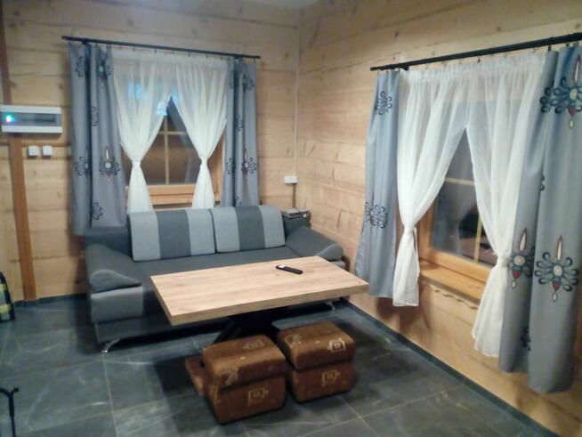 Domek góralski z płazów w Harklowej obok ścieżki Velo Dunajec.