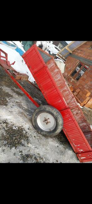 Przyczepa do traktora z kiprem samowolnym