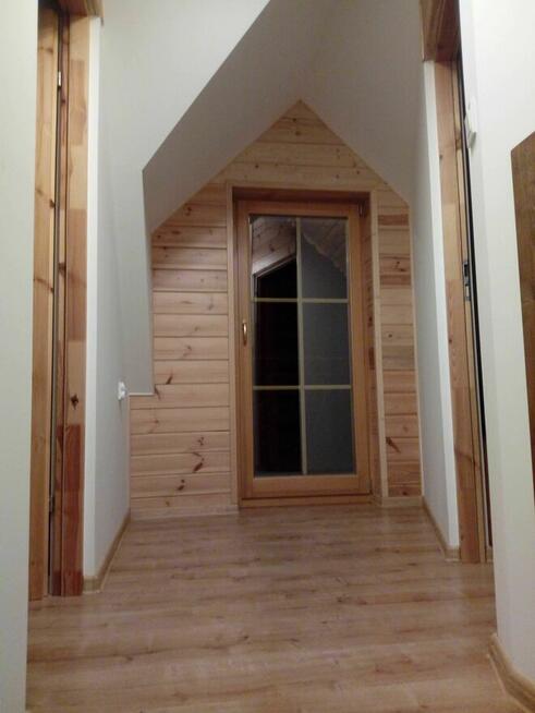 Domek góralski z płazów w Harklowej obok ścieżki Velo Dunajec.