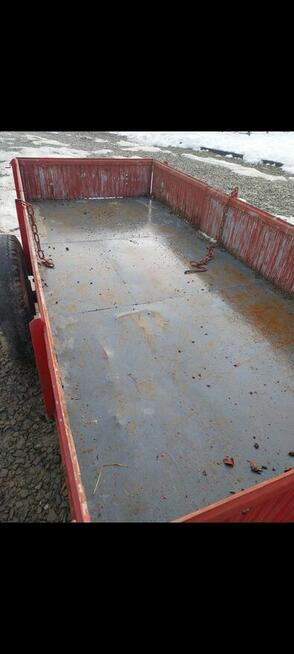 Przyczepa do traktora z kiprem samowolnym