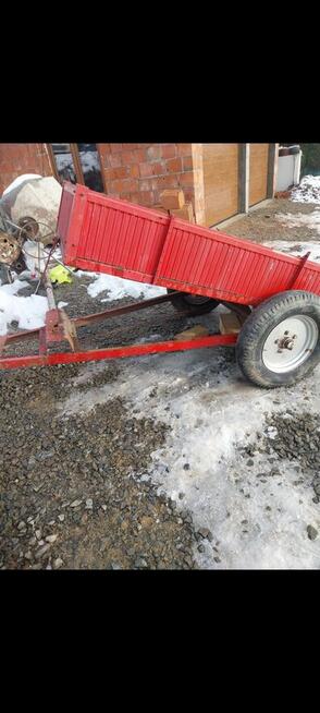 Przyczepa do traktora z kiprem samowolnym