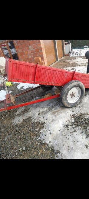 Przyczepa do traktora z kiprem samowolnym