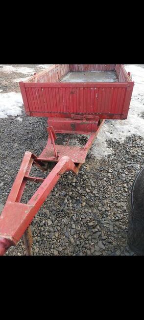 Przyczepa do traktora z kiprem samowolnym