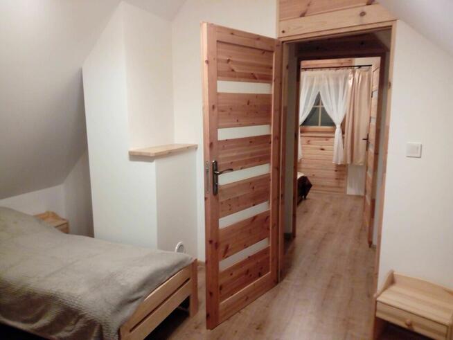 Domek góralski z płazów w Harklowej obok ścieżki Velo Dunajec.