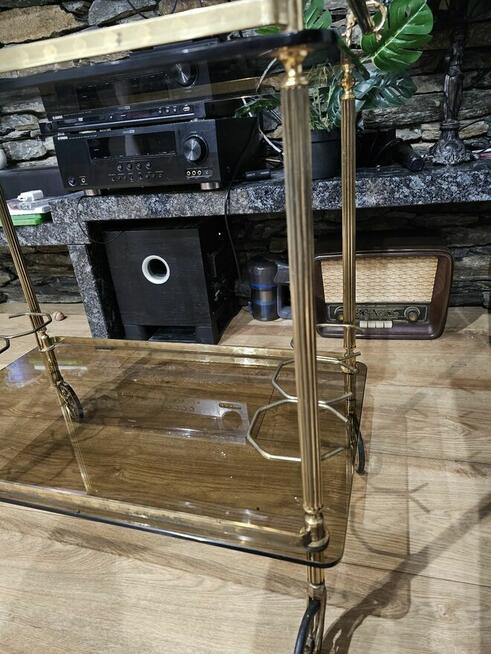 Elegancki barek na kółkach