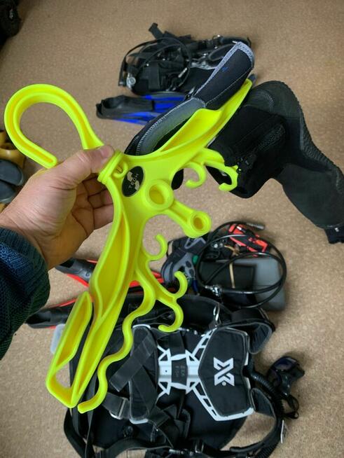 Wieszak wielofunkcyjny na sprzęt do nurkowania czarny