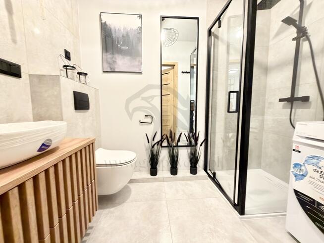 Czerwone jabłko z robakami ?