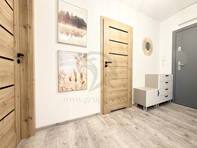 Czerwone jabłko z robakami ?