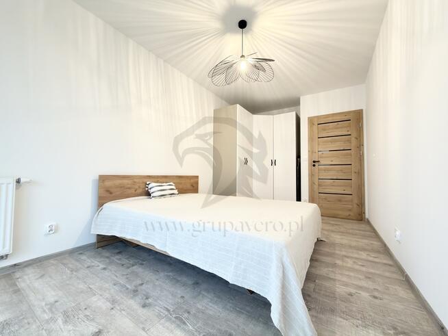 Czerwone jabłko z robakami ?