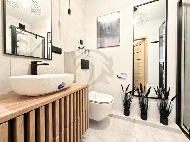 Czerwone jabłko z robakami ?