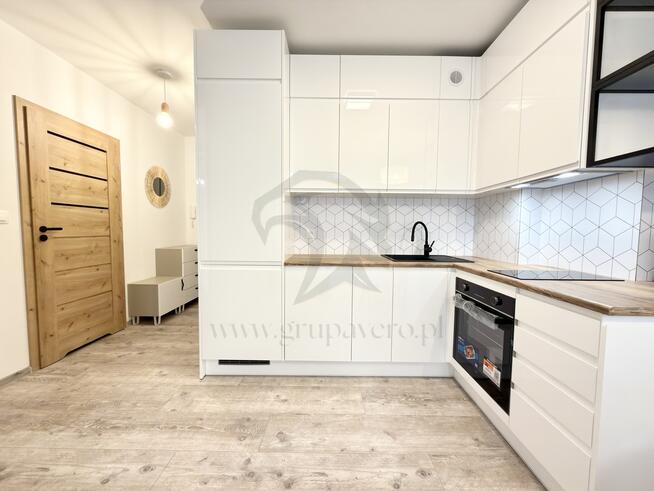 Czerwone jabłko z robakami ?