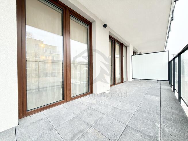 Czerwone jabłko z robakami ?