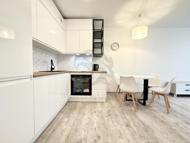 Czerwone jabłko z robakami ?