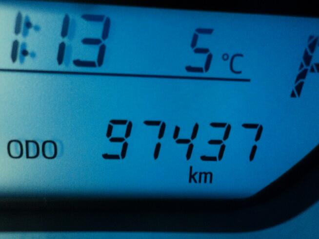 sprzedam ładną TOYOTE YARIS z 2015r 1.5 HYBRYDA+benz 100KM udziela.GW