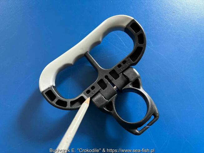 Uchwyt rączka do butli w kolorze czarno-szarym