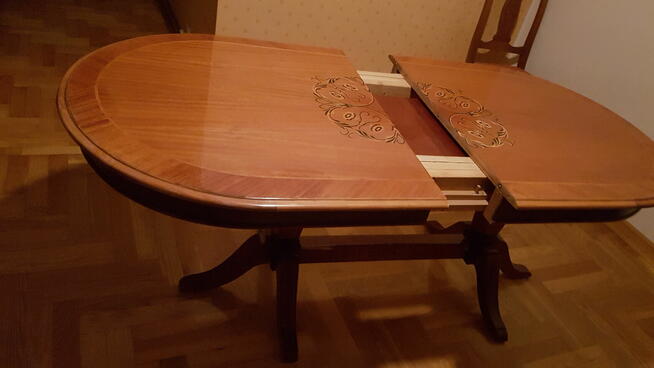 Stół rozsuwany i intarsjami - 600 zł