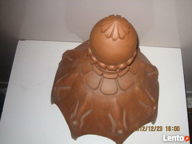Ceramiczny element dekoracyjny dachu.