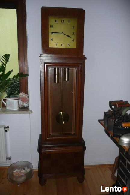 Zegar stojący firmy Kieninger z roku 1930.