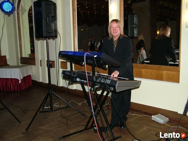 DJ oraz muzyk grający oraz śpiewający na żywo / Dwa w jednym