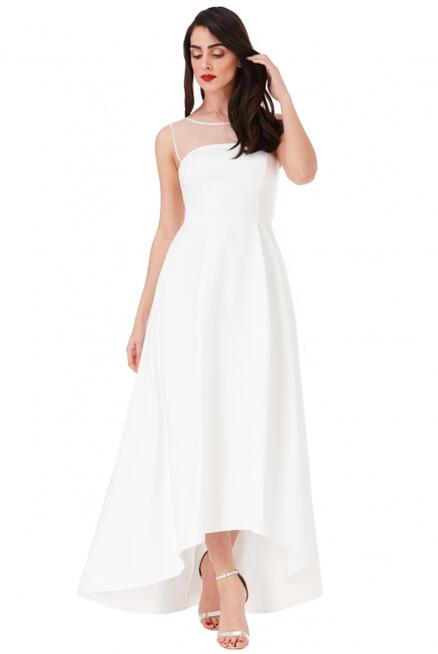 Biała długa sukienka ślubna z trenem i siateczką