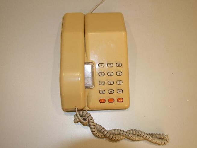 Telefon ze słuchawką przenośną.