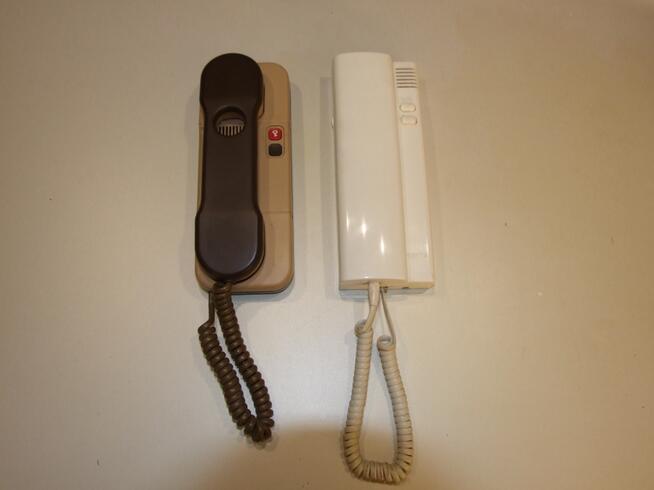 Telefon ze słuchawką przenośną.