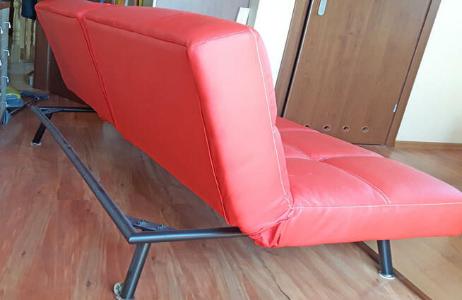 300zł Kanapa pikowana na metalowym stelażu - sprzedam.