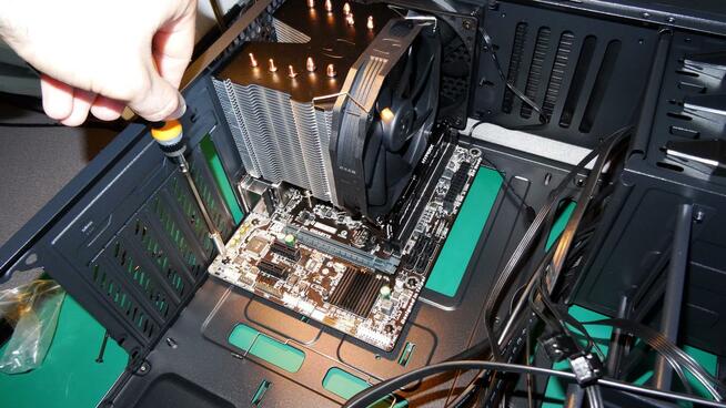 Składanie zestawów komputerowych, dobór podzespołów