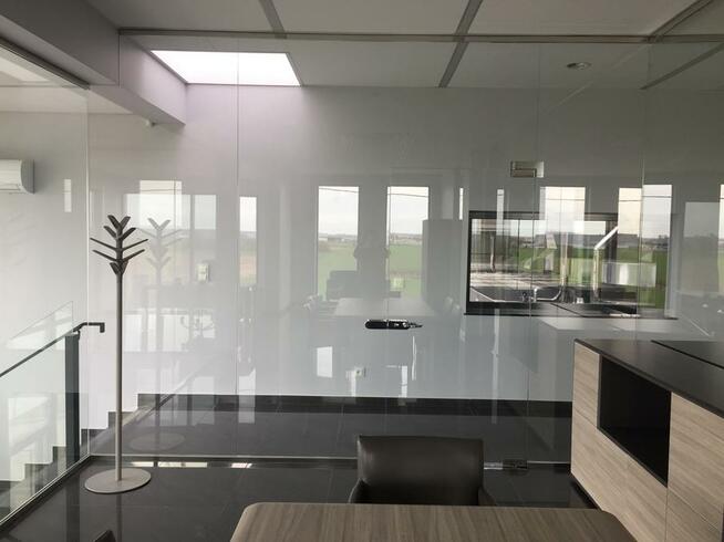 Zabudowy szklane, Ścianki szklane z folią aktywną na pilota