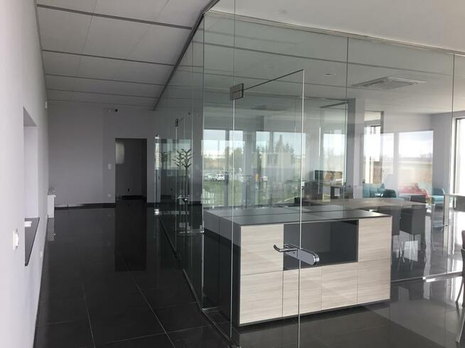 Zabudowy szklane, Ścianki szklane z folią aktywną na pilota