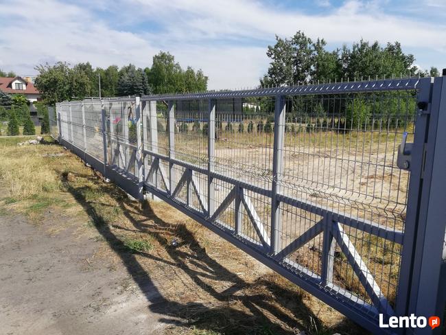 Ogrodzenie panelowe na podmurówce - montaż