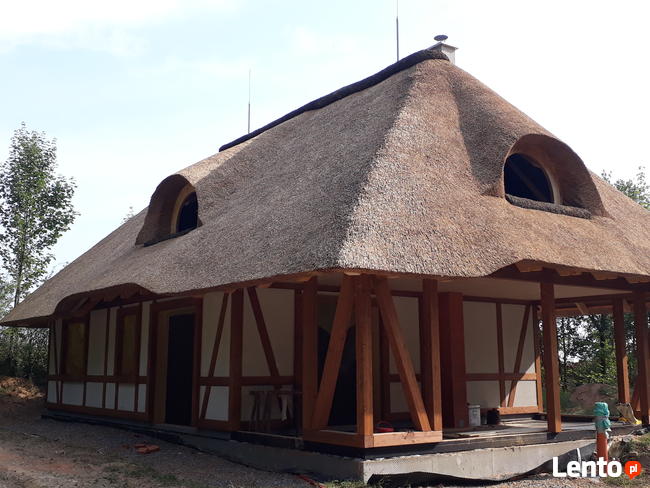 Altany kryte trzciną strzechą dachy domki meble ogrodowe