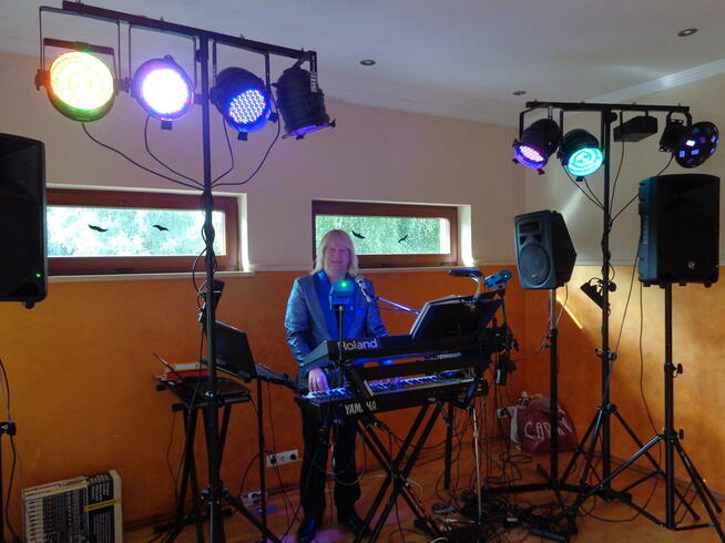 DJ prezenter oraz muzyk grający śpiewający - jedna osoba