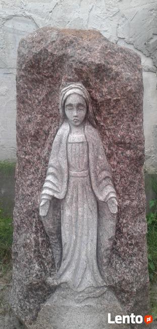 Tablice pamiątkowe.Dopisywanie liter na cmentarzu Łomża.