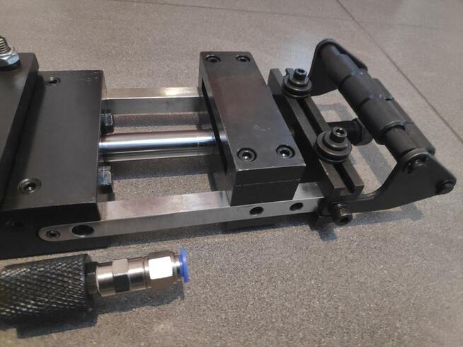 Podajnik pneumatyczny do blachy 80x80mm