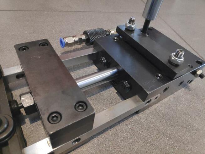 Podajnik pneumatyczny do blachy 80x80mm