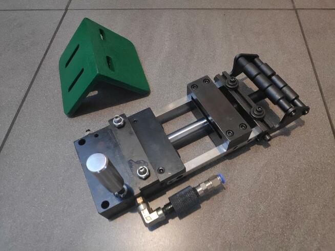 Podajnik pneumatyczny do blachy 80x80mm