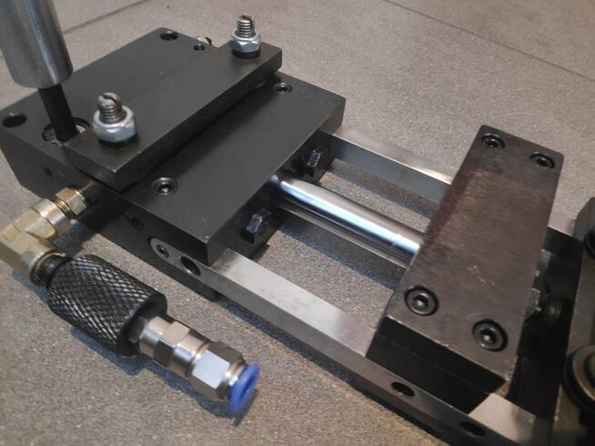 Podajnik pneumatyczny do blachy 80x80mm