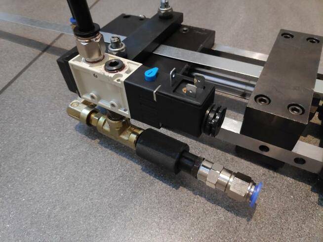 Podajnik pneumatyczny do blachy 80x80mm