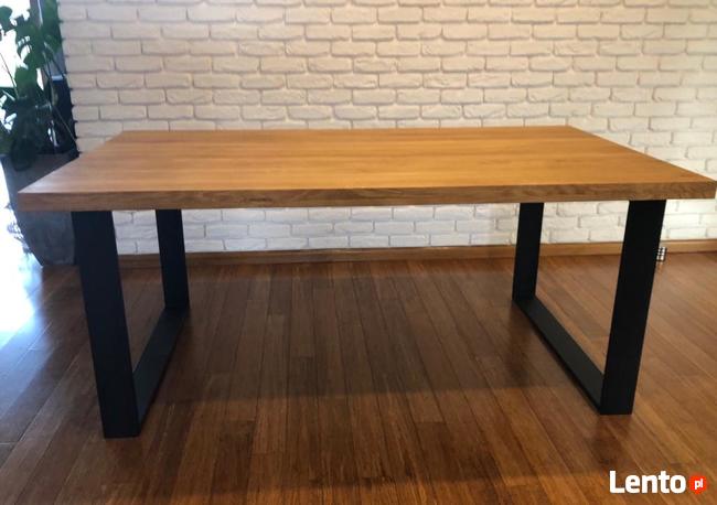Stół z drewnianym blatem i industrialny w stylu loft
